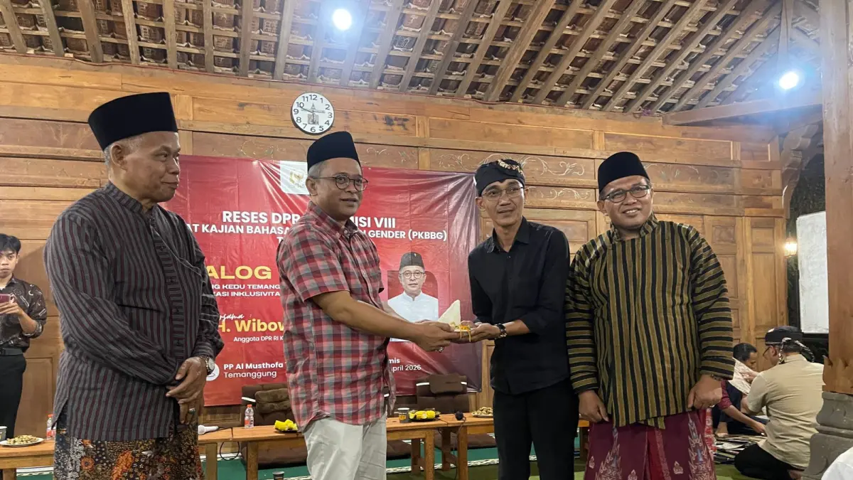 Anggota DPR RI Wibowo Prasetyo menyerahkan potongan tumpeng di sela Dialog Budaya: Wayang Kedu Temanggungan sebagai Media Inklusivitas, Ekologi, dan Moral, yang digelar di Pondok Pesantren Tahfidzul Qur’an Al Musthofa, cabang Tebuireng 16, Temanggung, Kamis (30/4/2026).
