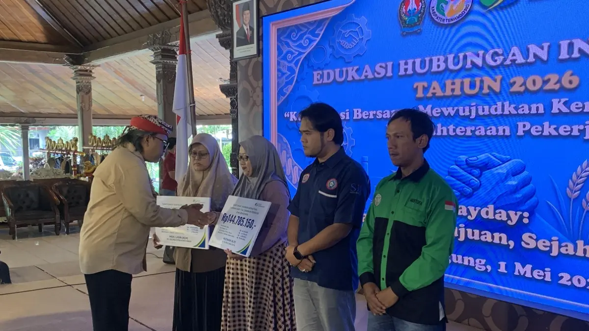 Bupati Temanggung Agus Setyawan menyerahkan santunan ketenagakerjaan untuk para buruh, Jumat (1/5/2026). (Devi Khofifatur Rizqi/Jawa Pos Radar Magelang)