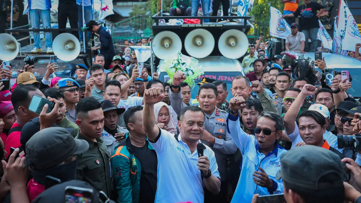 Gubernur Jateng Ahmad Luthfi temui buruh dan mahasiswa yang mengadakan aksi memeringati Nay Day di halaman kantor gubernuran, Junat (1/5/2026). (Istimewa)