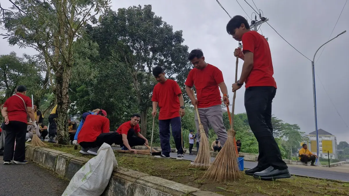 Para buruh, pengusaha, dan pemerintah menggelar aksi bersih-bersih di Kawasan Sidotopo untuk memperingati Hari Buruh Internasional 2026, Jumat (1/5/2026). (PUPUT PUSPITASARI/JAWA POS RADAR MAGELANG)