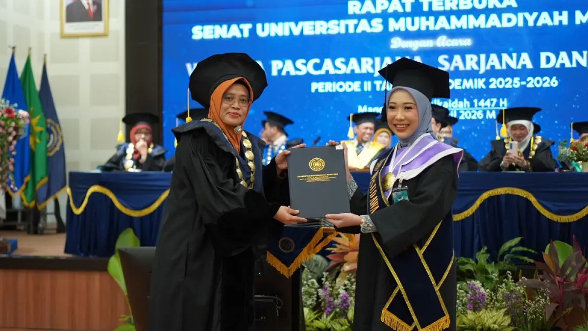 Rektor Unimma Dr Lilik Andriyani SE MSi memberikan selamat kepada Mahatma Acintya Dhyatmika, S.Psi.