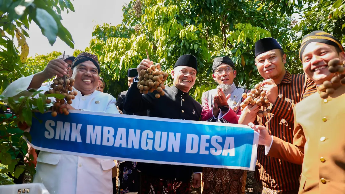 Gubernur Jawa Tengah Ahmad Luthfi berada di SMKN 1 Kedawung, Kabupaten Sragen, sebagai pusat upacara Hardiknas, Sabtu (2/5/2026).Usai upacara panen buah hasil kebun sekolah. (Istimewa)