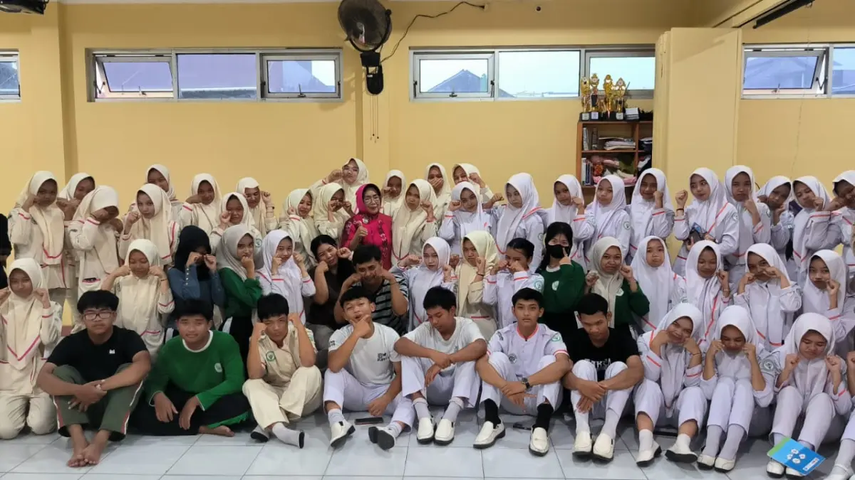 Tim UGM dan para kader teman sebaya program pencegahan NSSI dengan metode terapi seni.
