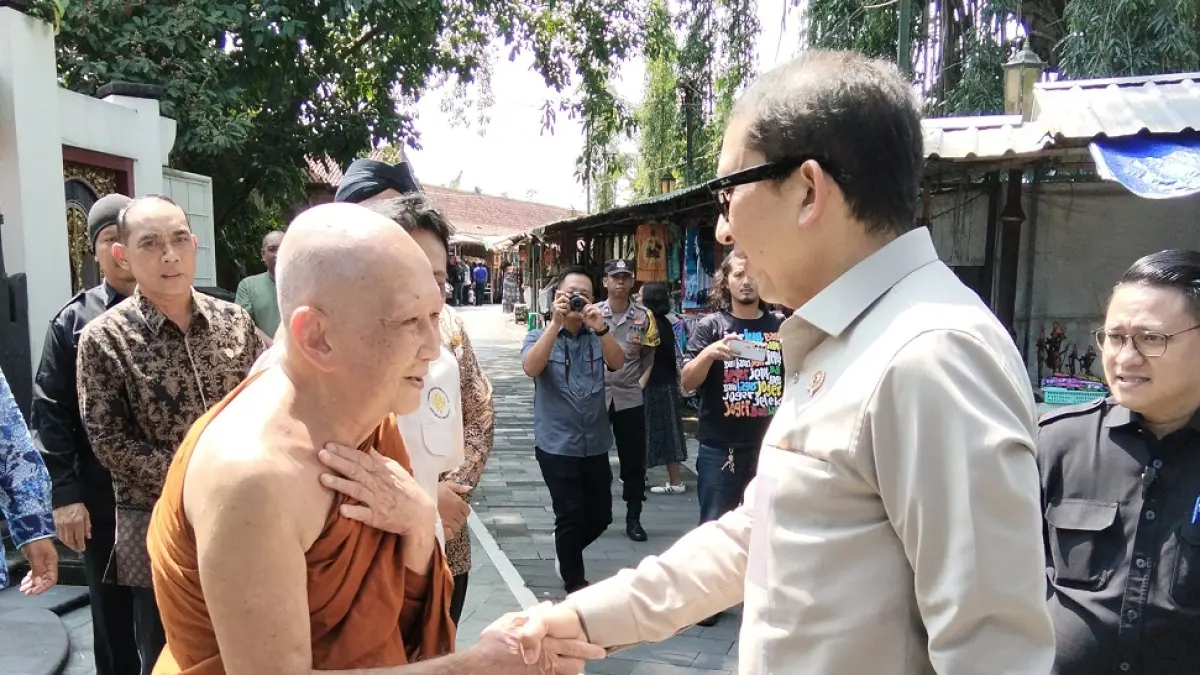 Menteri Kebudayaan Fadli Zon bertemu Bhante Sri Pannavaro Mahathera pada Minggu (3/5/2026), di Vihara Mendut. (Rofik Syarif GP/Jawa Pos Radar Magelang)