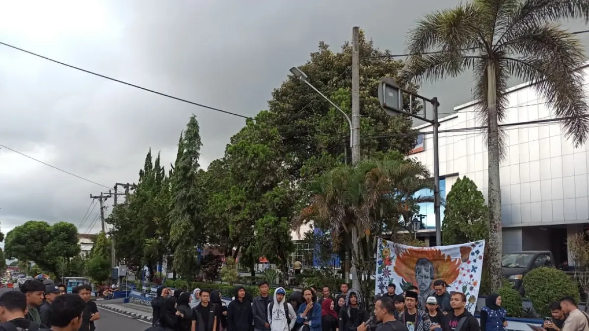 Akksi massa yang digelar sejumlah pemuda dan elemen masyarakat dalam peringatan May Day di Kabupaten Wonosobo, Jumat (1/5/2026). (SIgit Rahmanto/Jawa Pos Radar Magelang)