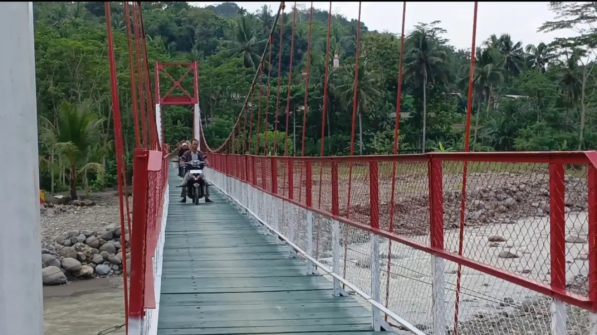 Jembatan Garuda yang menghubungkan Desa Kaliguwo, Kecamatan Kaliwiro, dengan Desa Kalidadap, Kecamatan Wadaslintang kini sudah bisa dilewati lagi.