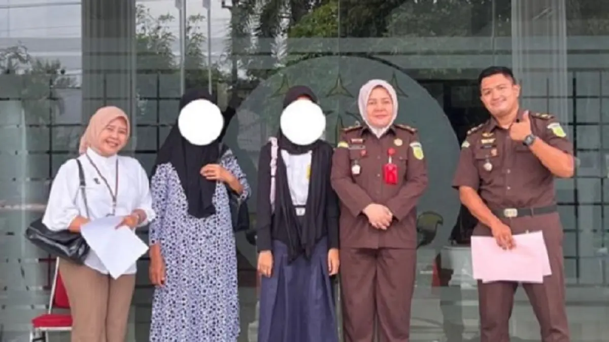 Kejari Kabupaten Magelang menyerahkan uang restitusi kepada korban kasus pelecehan seksual oleh terpidana AS, Senin (4/5/2026). (ROFIK SYARIF/ JAWAPOS RADAR MAGELANG)