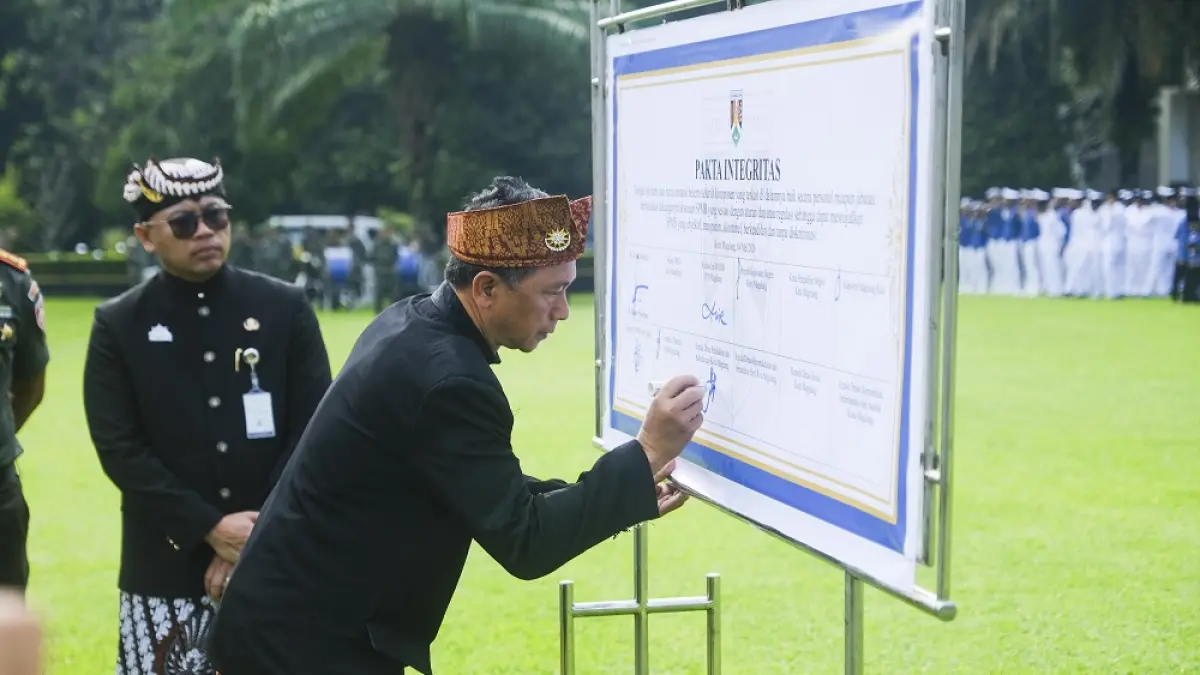 Penandatanganan komitmen bersama Sistem Penerimaan Murid Baru (SPMB) yang objektif, transparan, akuntabel, berkeadilan, dan tanpa diskriminasi disaksikan Wali Kota Magelang Damar Prasetyono.