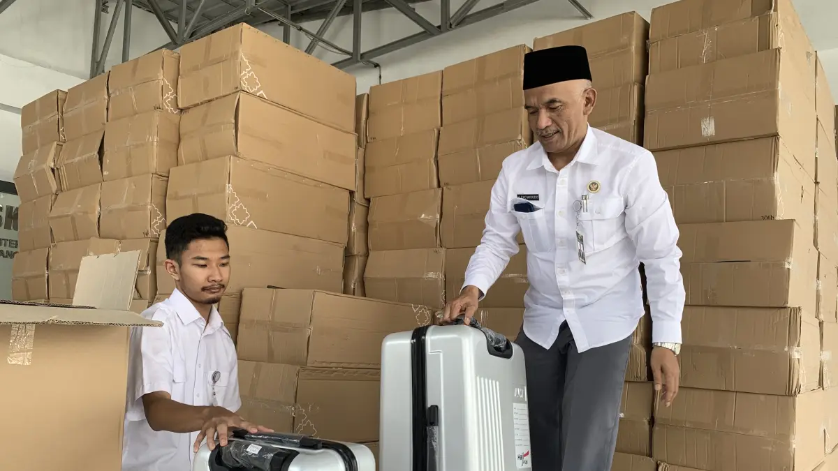 Petugas Kemenhaj Temanggung saat mengecek kelengkapan isi koper sebelum didistribusikan ke calon jamaah haji, Senin (4/5/2026). (Devi Khofifatur Rizqi/Jawa Pos Radar Magelang)