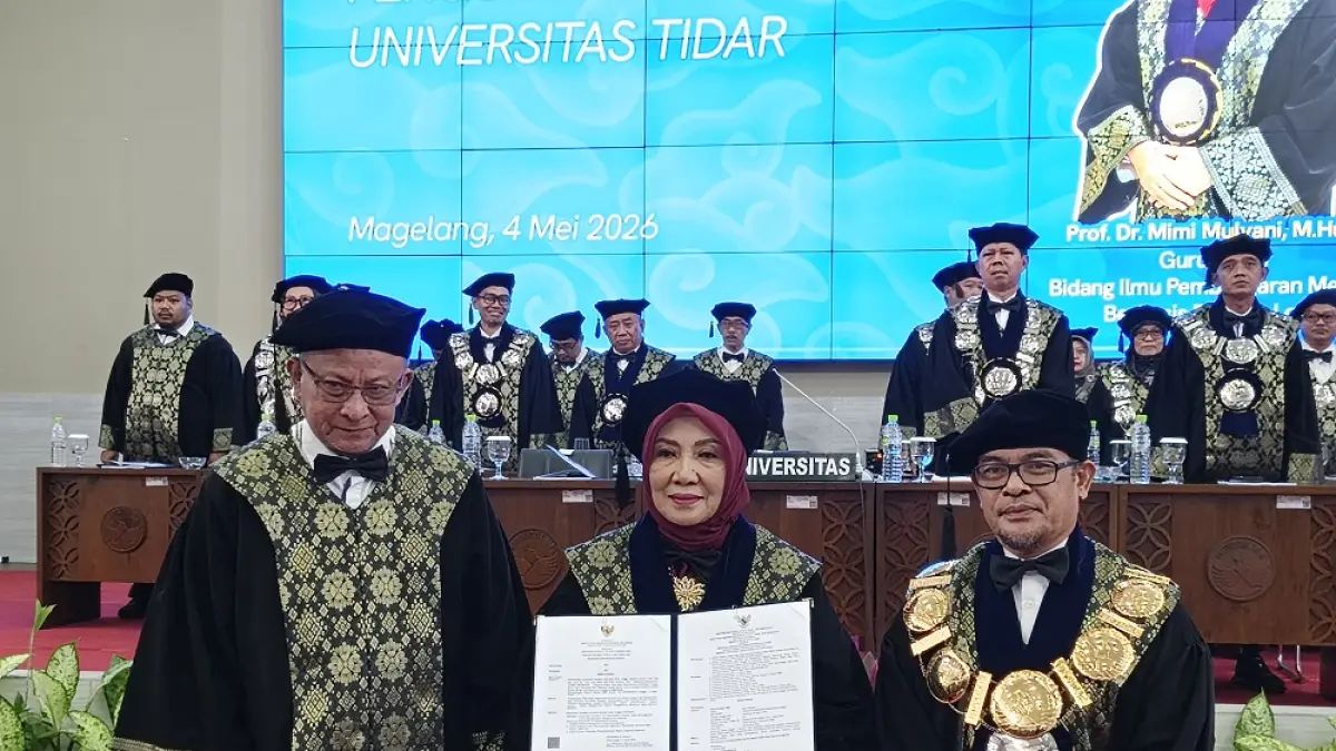 Prof Dr Mimi Mulyani (tengah) yang dikukuhkan menjadi guru besar Untidar berfoto bersama Rektor Untidar Prof Sugiyarto (kanan), Senin (4/5/2026). (ROFIK SYARIF/ JAWAPOS RADAR MAGELANG)