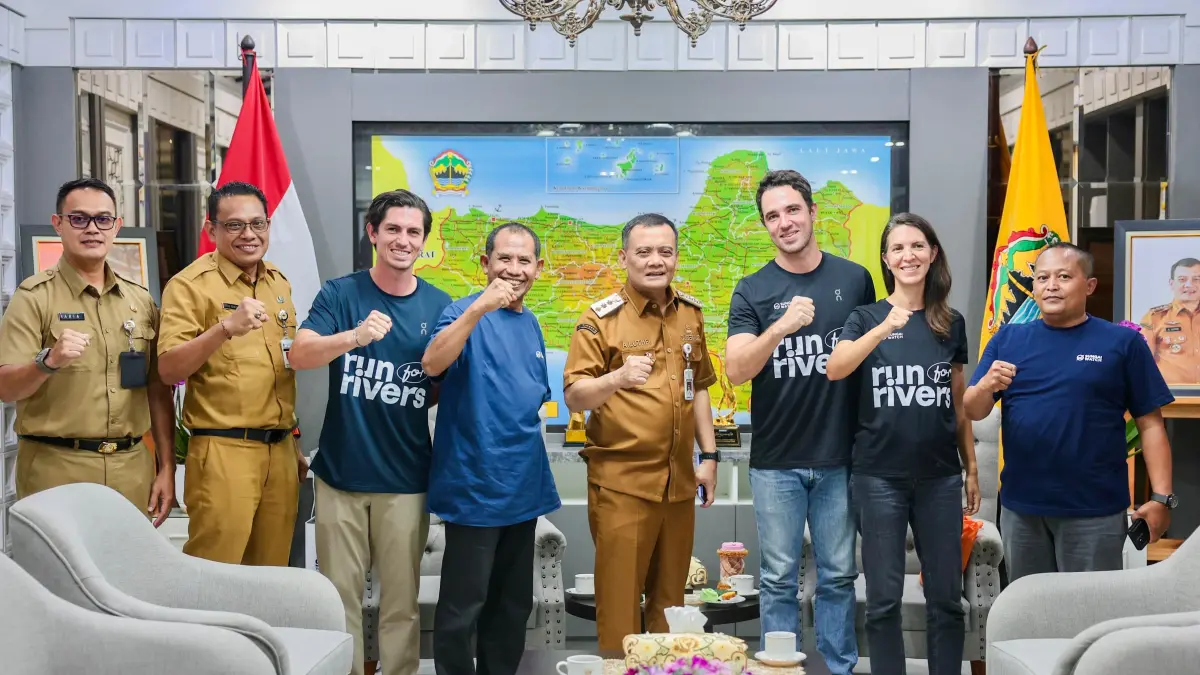 Tiga aktivis lingkungan asal Prancis, Gary Benchegib, Kelly Benchegib, dan Sam Benchegib, menemui Gubernur Jawa Tengah, Ahmad Luthfi, untuk mengampanyekan gerakan bersih-bersih sampah sungai melalui aksi lari lintas daerah bertajuk “Run for Rivers”, Senin (4/5/2026). (Istimewa)