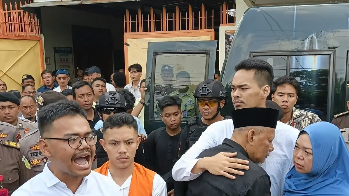 Terdakwa Muhammad Azhar Fauzan, Purnomo Yogi Antoro, dan Enrille Championy Geniosa saat diberikan waktu untuk bertemu para simpatisan dan keluarga usai sidang putusan di PN Magelang, Senin (4/5/2026). (ROFIK SYARIF/ JAWAPOS RADAR MAGELANG)

&nbsp;