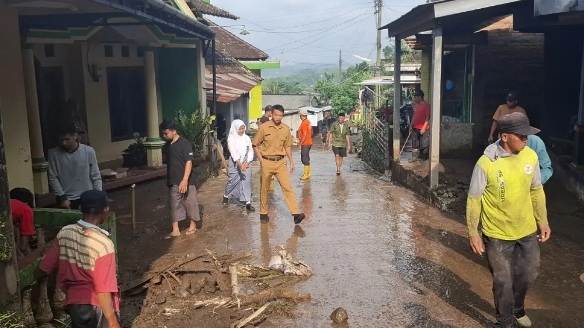 Warga bergotong royong membersihkan lumpur sisa banjir bandang yang menerjang Desa Citrosono, Kecamatan Grabag, Kabupaten Magelang. (ROFIK SYARIF/ JAWA POS RADAR MAGELANG)