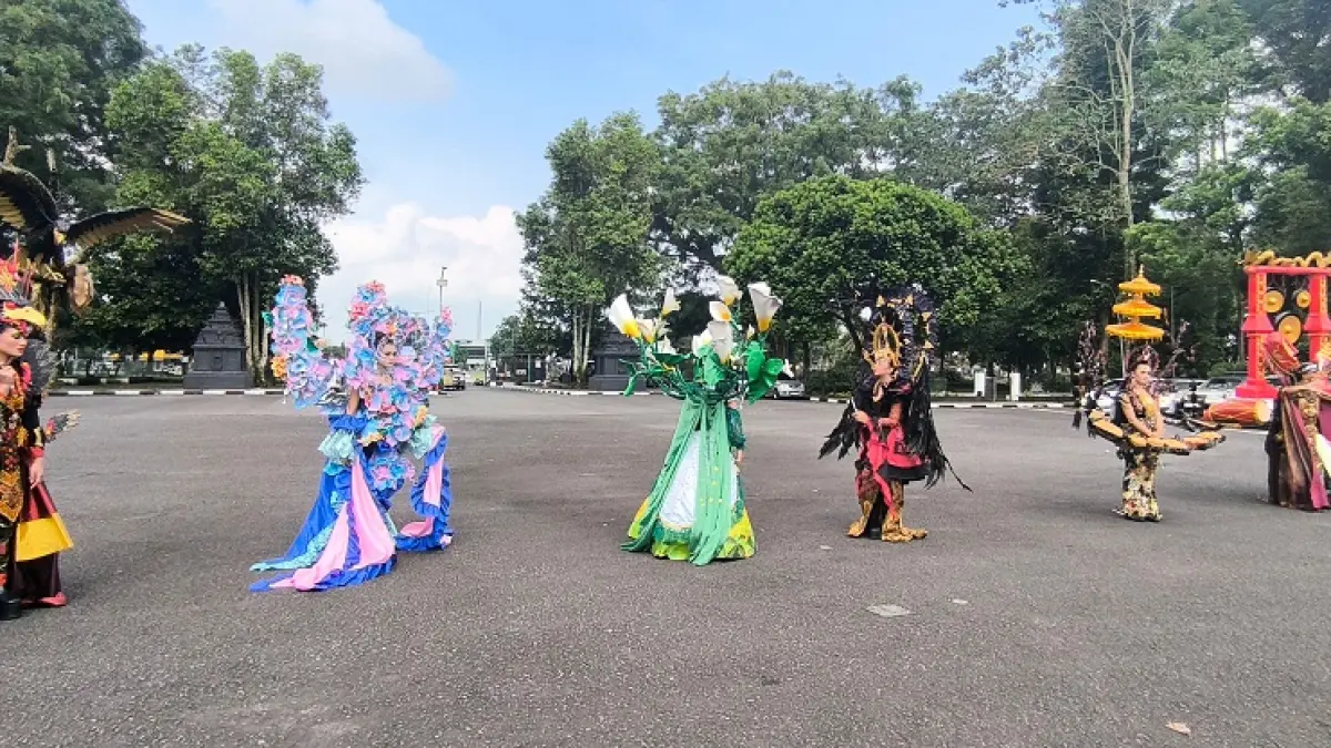 Peluncuran ikon kostum Wonosobo Night Fashion Carnival 2026 di halaman Pendopo Bupati, Selasa (5/5/2026). (Sigit Rahmanto/Jawa Pos Radar Magelang)