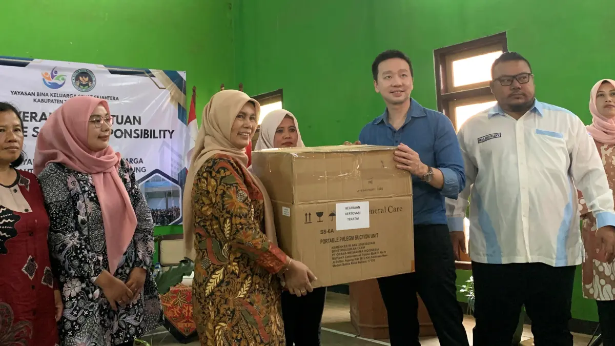 Penyerahan bantuan peralatan dan mainan anak untuk posyandu dari program CSR di Balai Desa Kertosari, Jumo, Selasa (5/5/2026). (Devi Khofifatur Rizqi/Jawa Pos Radar Magelang).