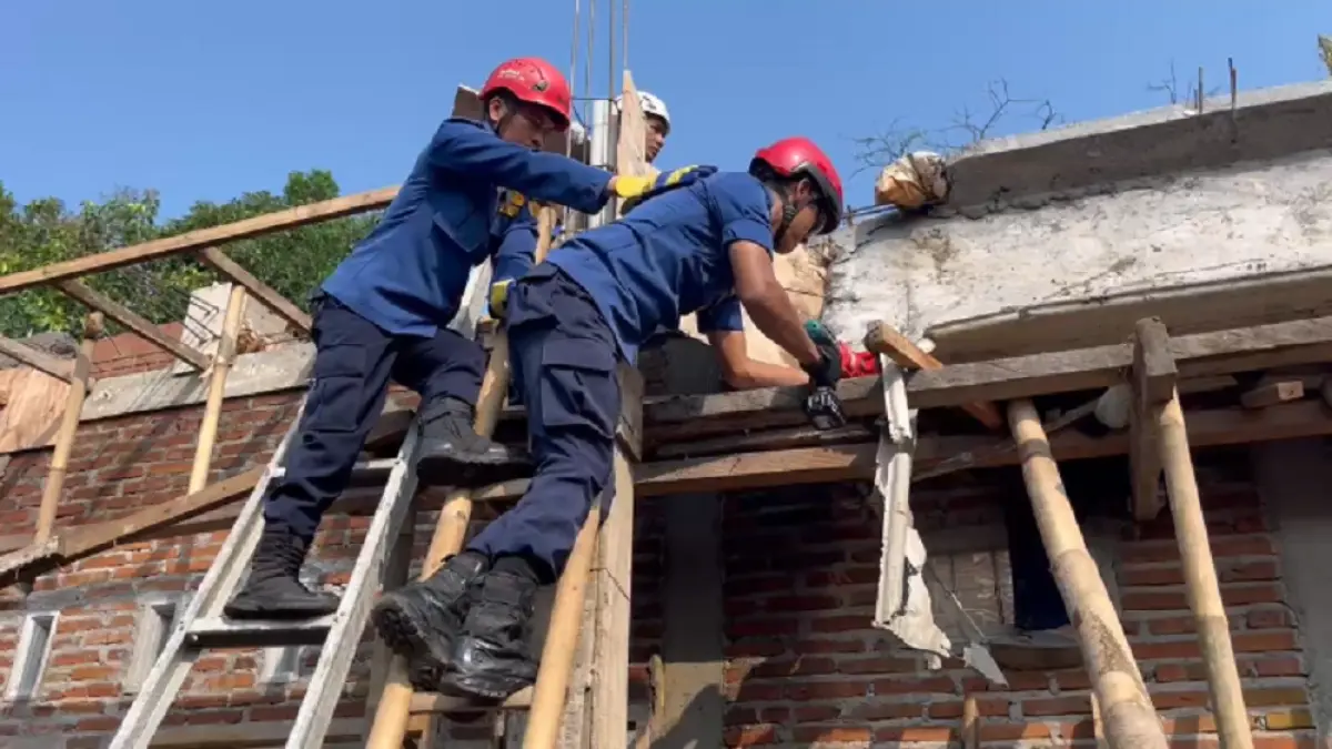 Proses evakuasi pekerja bangunan yang terjepit material talang cor yang roboh di Dusun Susukan, Desa Tegalarum, Kecamatan Borobudur, Selasa (5/5/2026) pagi.&nbsp;