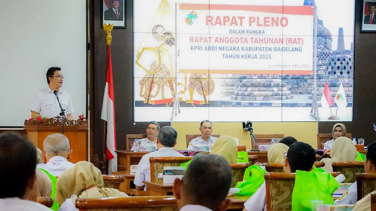 Bupati Magelang Grengseng Pamuji memberikan arahan dalam RAT KPRI Abdi Negara Tahun Buku 2025. (ROFIK SYARIF/ JAWAPOS RADAR MAGELANG)