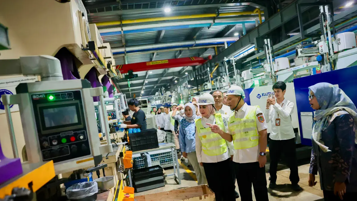 Gubernur Jawa Tengah, Ahmad Luthfi, meninjau aktivitas produksi PT Borine Technology Indonesia yang berlokasi di Kawasan Ekonomi Khusus (KEK) Kendal, Rabu (6/5/2026).