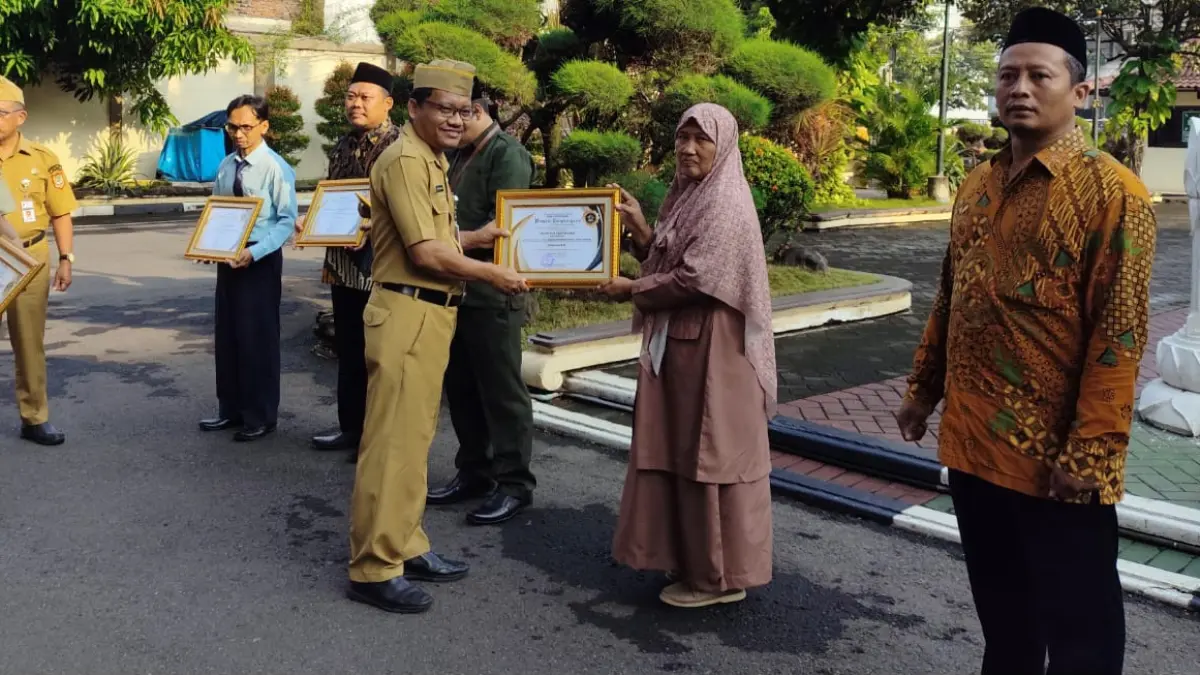 
Kepala SMAIT Ihsanul Fikri Mungkid Kabupaten Magelang, Nur Cahyo Hidayati menerima penghargaan dari Dinas Pendidikan Provinsi Jawa Tengah, Senin (4/5/2026). (Istimewa)
