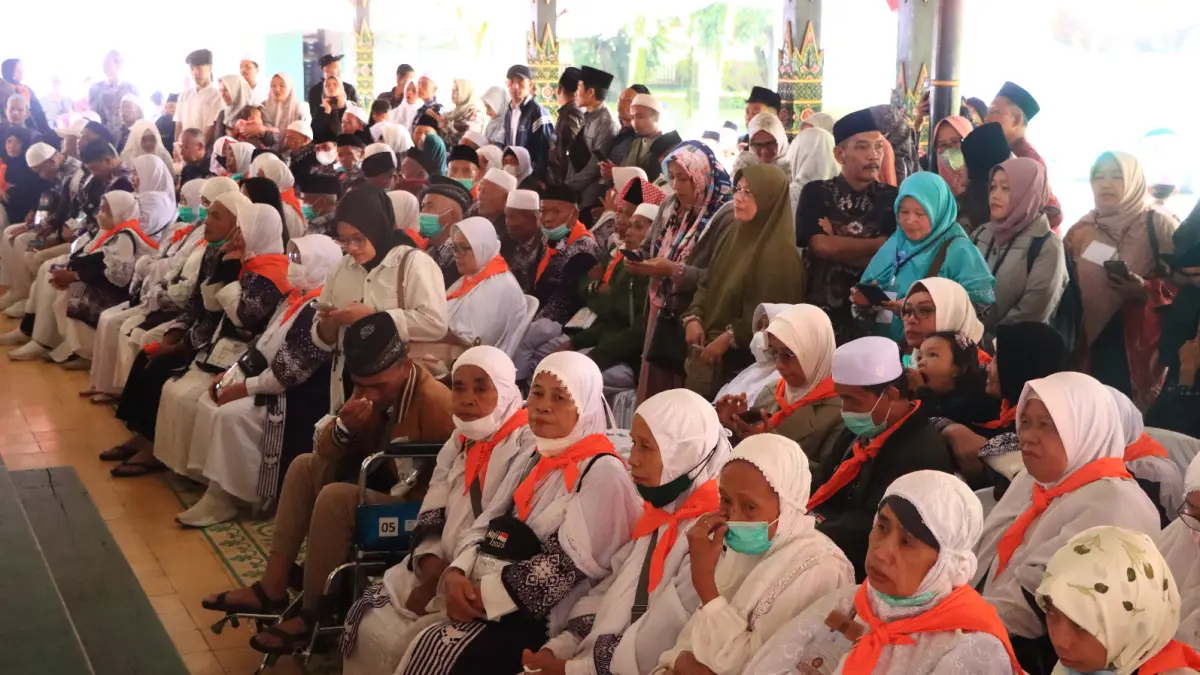Ratusan calon jamaah haji Wonosobo saat akan dilepas di halaman Pendopo Kabupaten. Tahun ini pertama kali jamaah diterbangkan dari embarkasi Yogyakarta International Airport. (Istimewa)