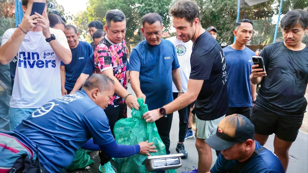 Gubernur Jawa Tengah Ahmad Luthfi bersama Sekda Jateng, Sumarno, Wali Kota Pekalongan, Bupati Pekalongan dan tiga pegiat lingkungan asal Prancis, Gary Benchegib, Sam Benchegib, serta Kelly Benchegib berlari dalam gerakan “Run for Rivers” di Kota Pekalongan, Kamis (7/5/2026). Mereka juga membersihkan sampah. (Istimewa)