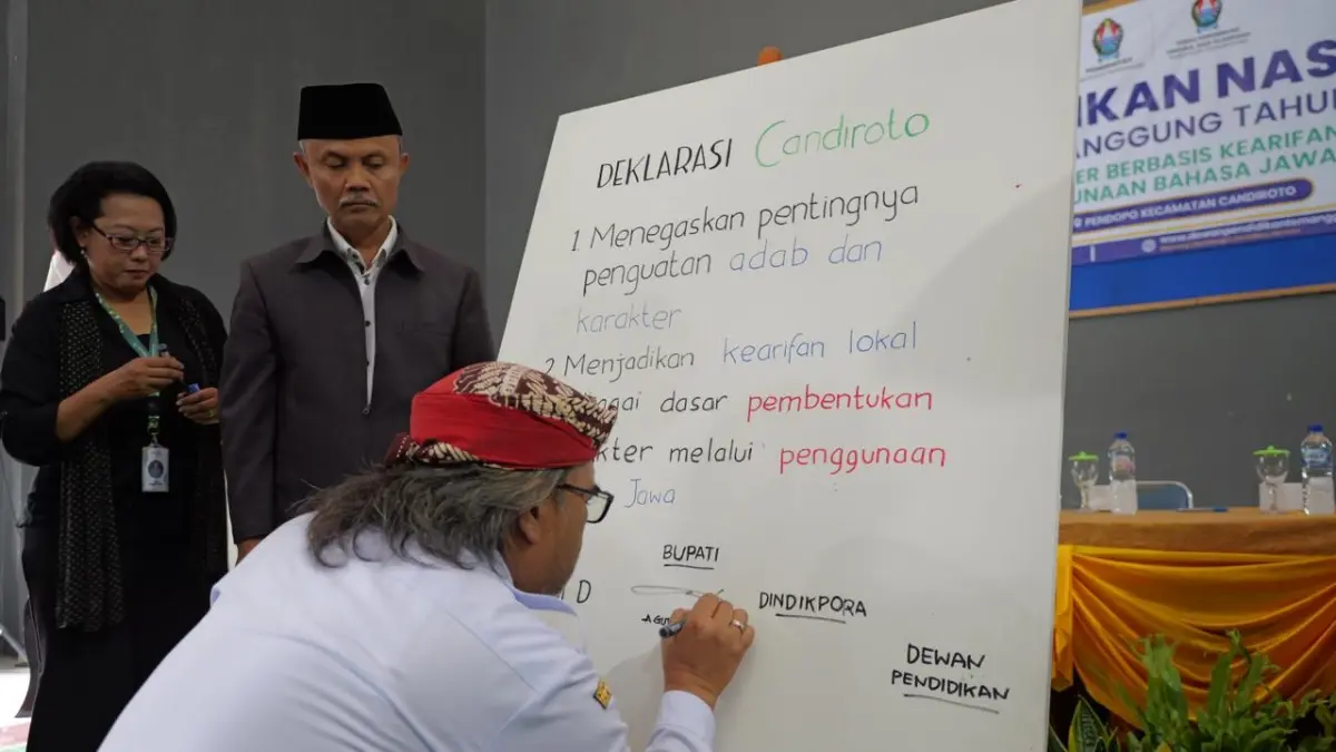 Bupati Agus Setyawan menandatangani deklarasi mengenai pentingnya penguatan karakter berbasis kearifan lokal di Pendopo Kecamatan Candiroto. (Prokompim Temanggung for Jawa Pos Radar Magelang).