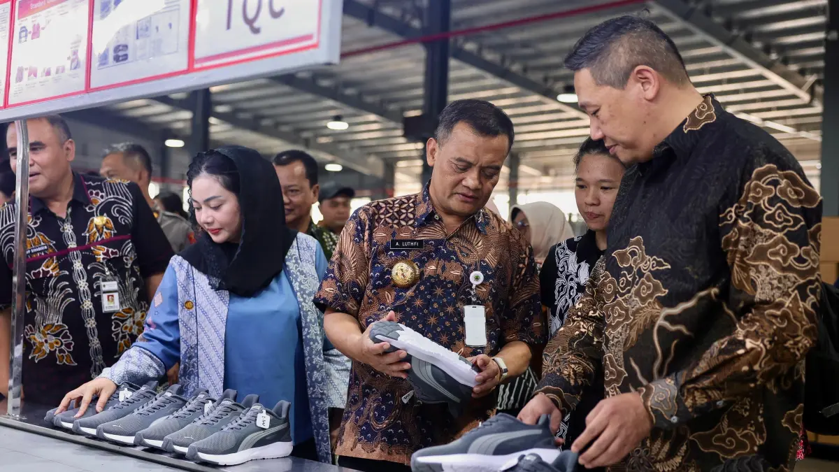 Gubernur Jateng Ahmad Luthfi meninjau PT Gold Emperor Indonesia, perusahaan manufaktur alas kaki di Kecamatan Ketanggungan, Kabupaten Brebes, Kamis (7/5/2026). (Istimewa)