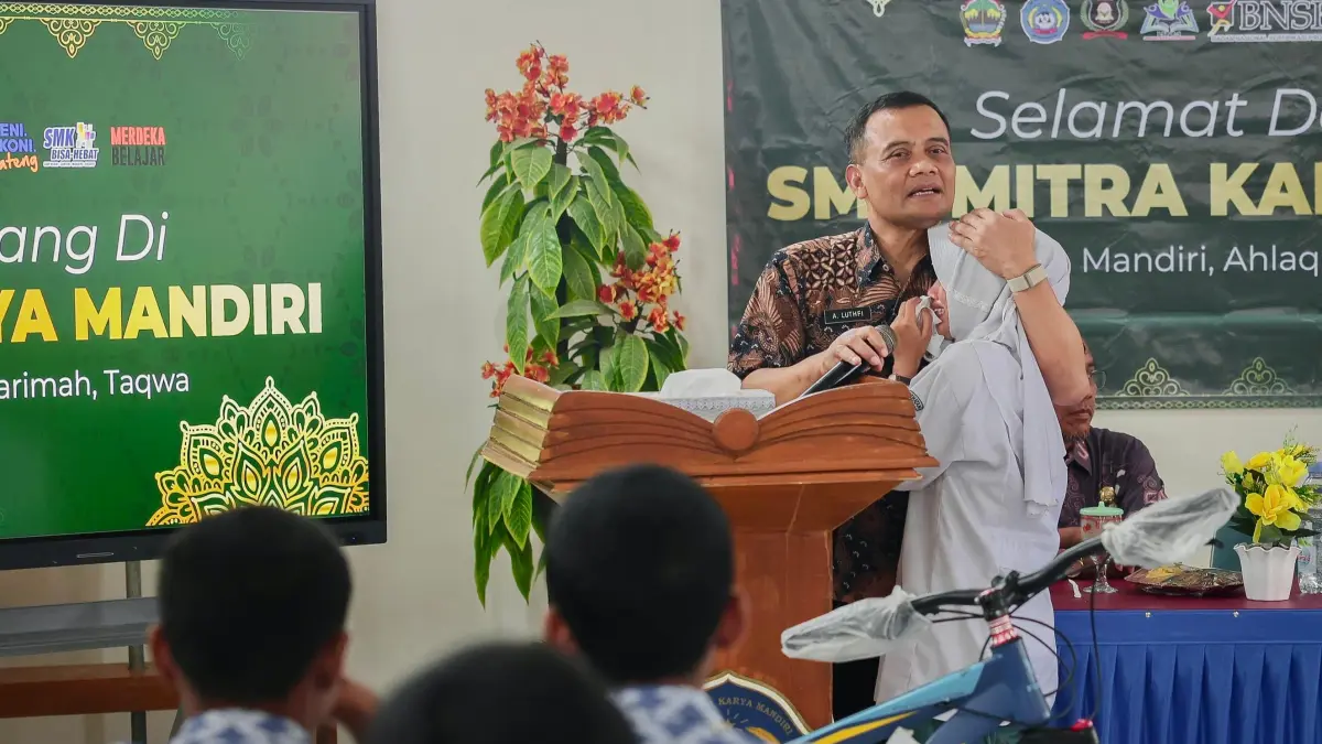Valentina  siswa SMK Mitra Karya Mandiri Brebes menangjs ketika mendengar motivasi Gubernur Jawa Tengah Ahmad Luthfi, Kamis (7/5/2026).