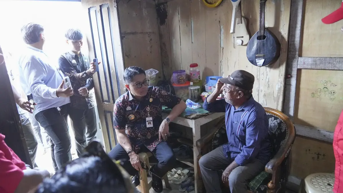 Wali Kota Magelang Damar Prasetyono berbincang dengan Bambang Kuncoro, lansia korban rumah roboh tertimpa pohon, Kamis (7/5/2026).