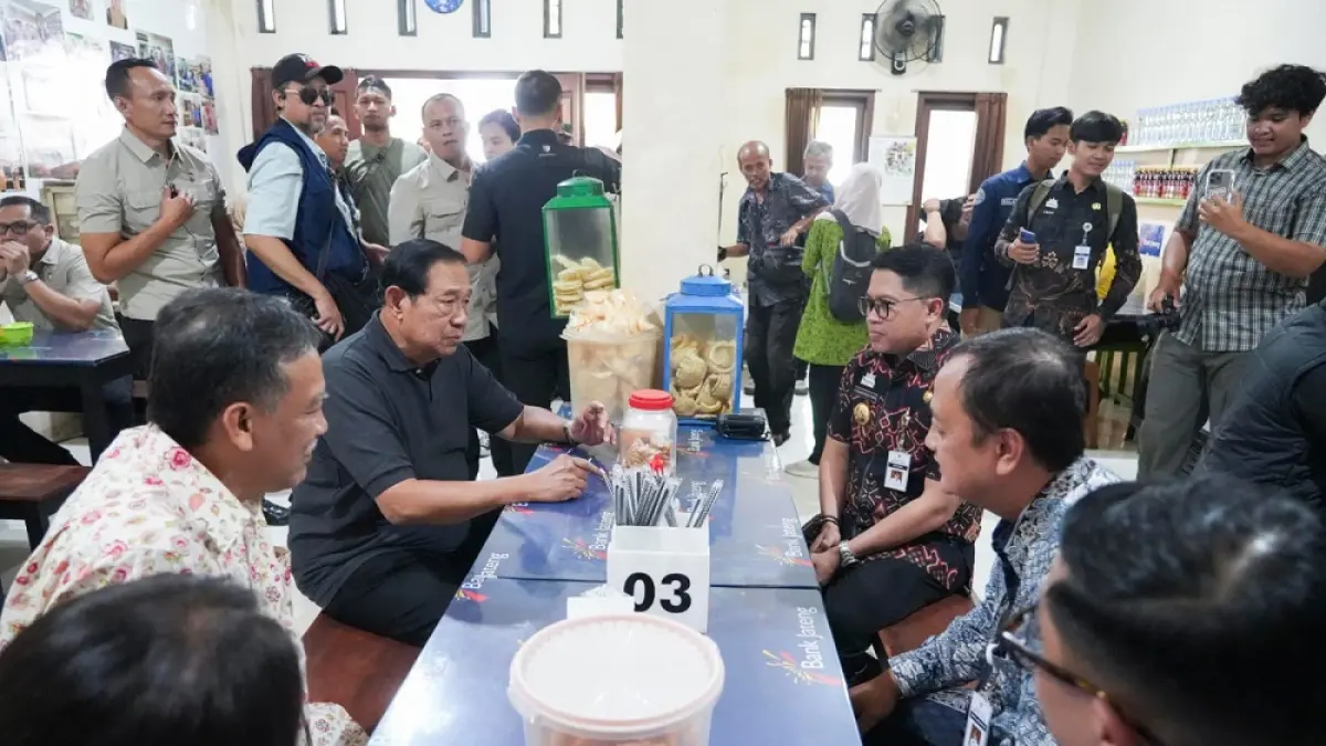 Wali Kota Magelang Damar Prasetyono dan Wawali dr Sri Harso menemani Presiden ke-6 RI Susilo Bambang Yudhoyono di warung Kupat Tahu Pojok, Kamis (7/5/2026).&nbsp;