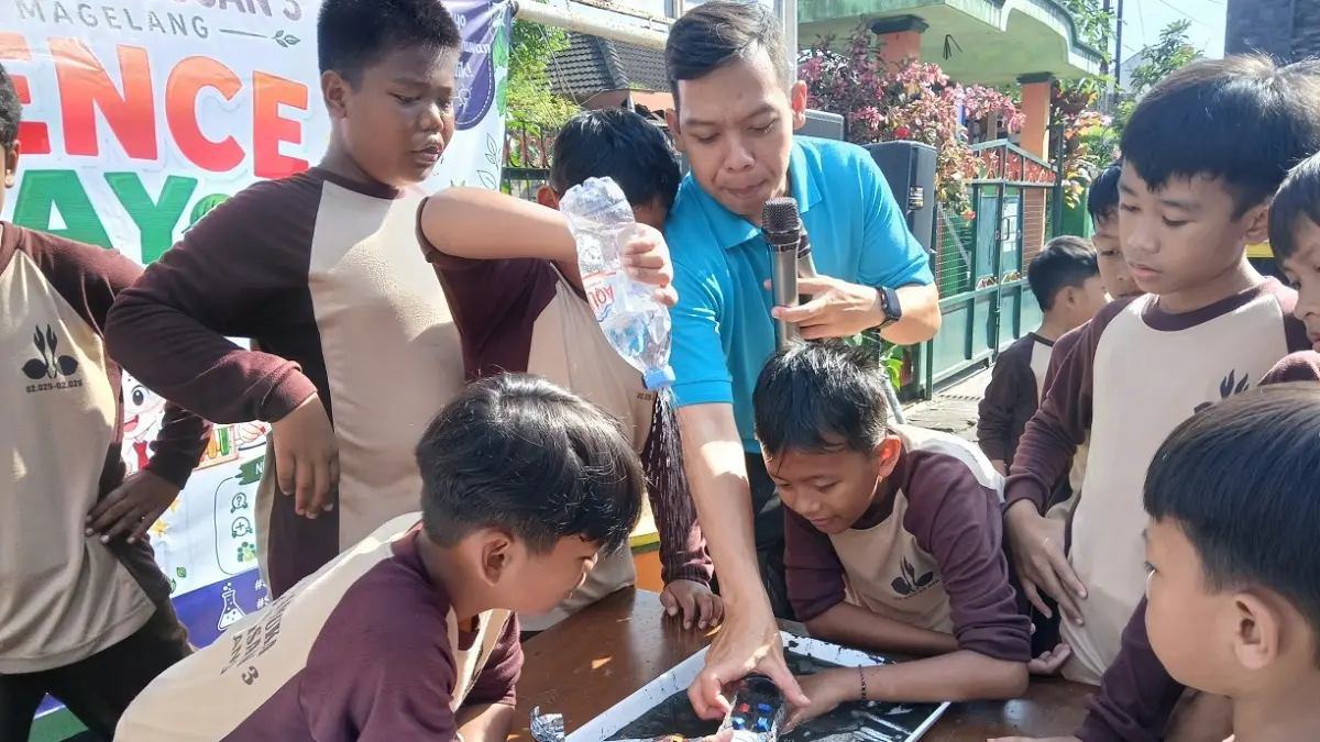 Anak-anak kelas 5 SDN Potrobangsan 3 Kota Magelang mengadakan simulasi banjir di ajang Science Day, Jumat (8/5/2026).  (lis Retno Wibowo/Jawa Pos Radar Magelang).