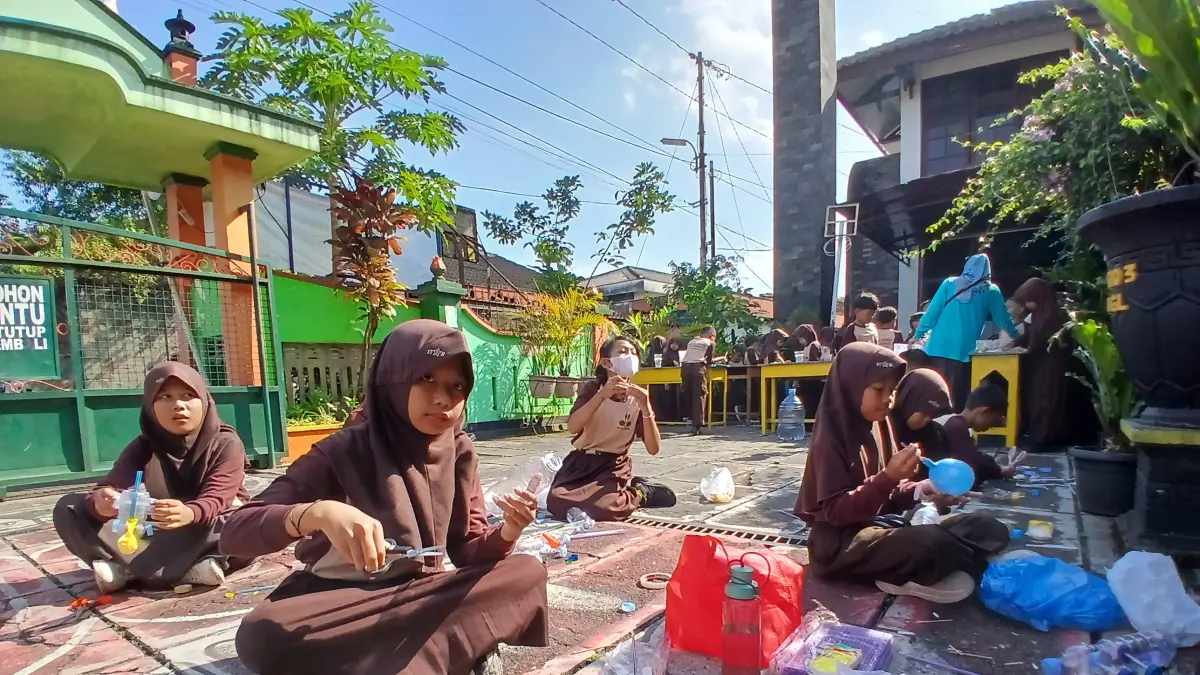 Anak-anak tampak sibuk membuat percobaan dalam Science Day. (Lis Retno Wibowo/Jawa Pos Radar Magelang).