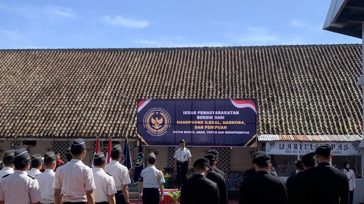 Ikrar seluruh pegawai rutan sebagai komitmen memberantas penggunaan HP ilegal, narkoba, hingga penipuan, di Lapangan Rutan Kelas IIB Temanggung, Jumat (8/5/2026). (Devi Khofifatur Rizqi/Jawa Pos Radar Magelang)