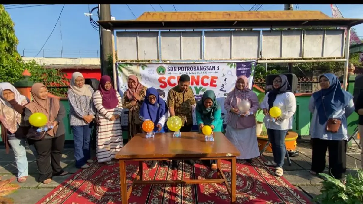 Pembukaan Science Day ditandai dengan peluncuran mobil balon oleh  pengawas SD Dinas Pendidikan Kota Magelang, kepala SDN Potrobangsan 3, dan Paguyuban Orang Tua Murid. (Istimewa)