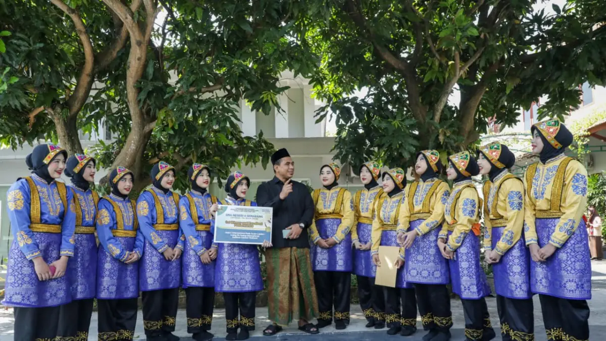 Wakil Gubernur Jateng Taj Yasin mengunjungi SMAN 8 Semarang memberikan apresiasi pada tim Tari Saman yang juara di Thailand. (Istimewa)