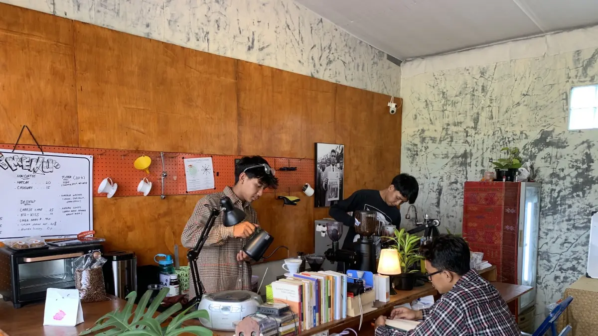 Kedai kopi At Sundara yang menjadi jujugan pelanggan untuk bersantai sambil minum kopi. (Devi Khofifatur Rizqi/Jawa Pos Radar Senarang).
