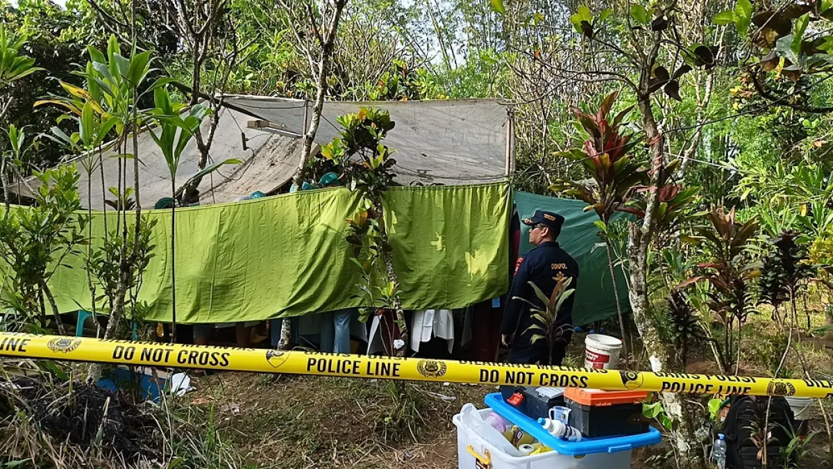 Pembongkaran makam pemuda berinisial Z di TPU Desa Sidorejo, Bandongan, yang diduga menjadi korban penganiayaan. (ROFIK SYARIF/ JAWA POS RADAR MAGELANG)
