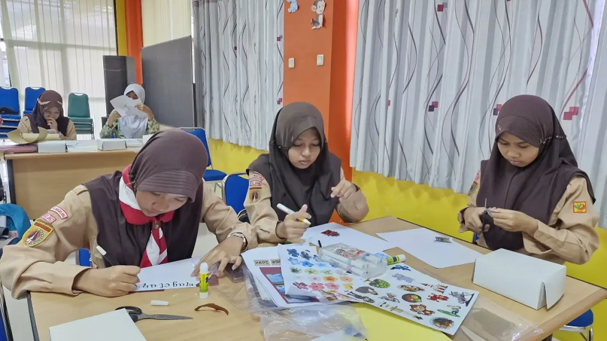 Peserta pelatihan literasi visual tengah sibuk menyiapkan pernak-pernik untuk mendekorasi mading maupun scrapbook, Jumat (8/5/2026). (PUPUT PUSPITASARI/JAWA POS RADAR MAGELANG)