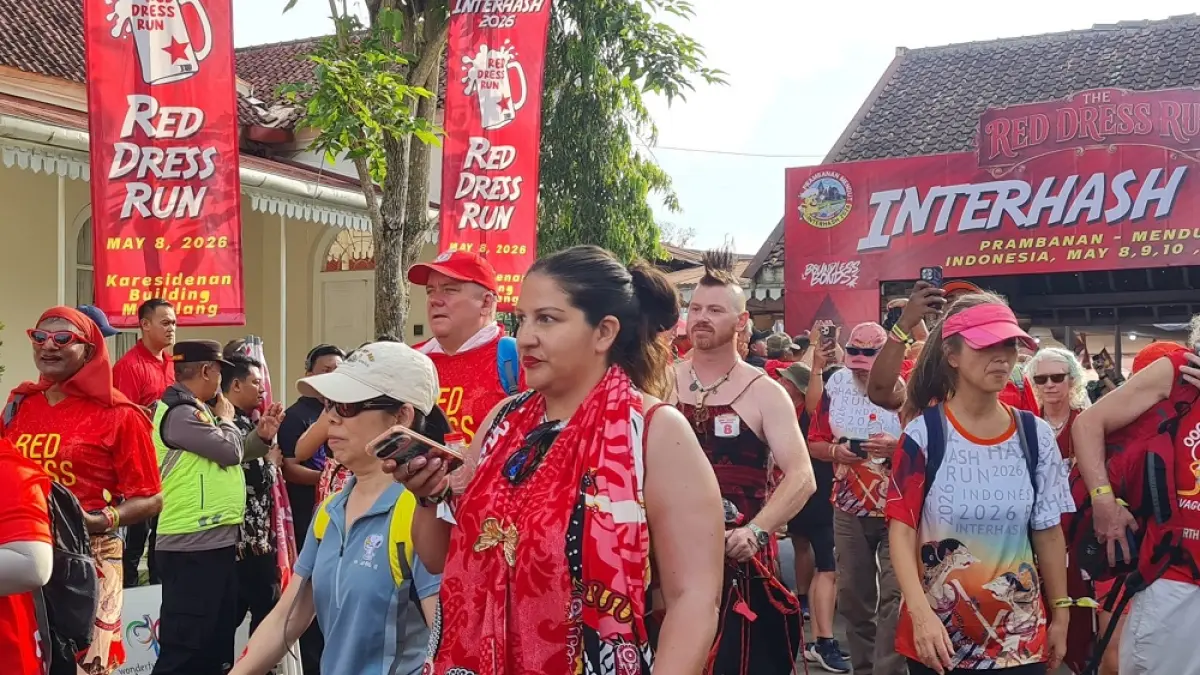 Ribuan peserta dari berbagai negara antusias mengikuti event Red Dress Run Interhash 2026 di Kota Magelang, Jumat (8/5/2026).&nbsp;(ROFIK SYARIF/ JAWA POS RADAR MAGELANG)