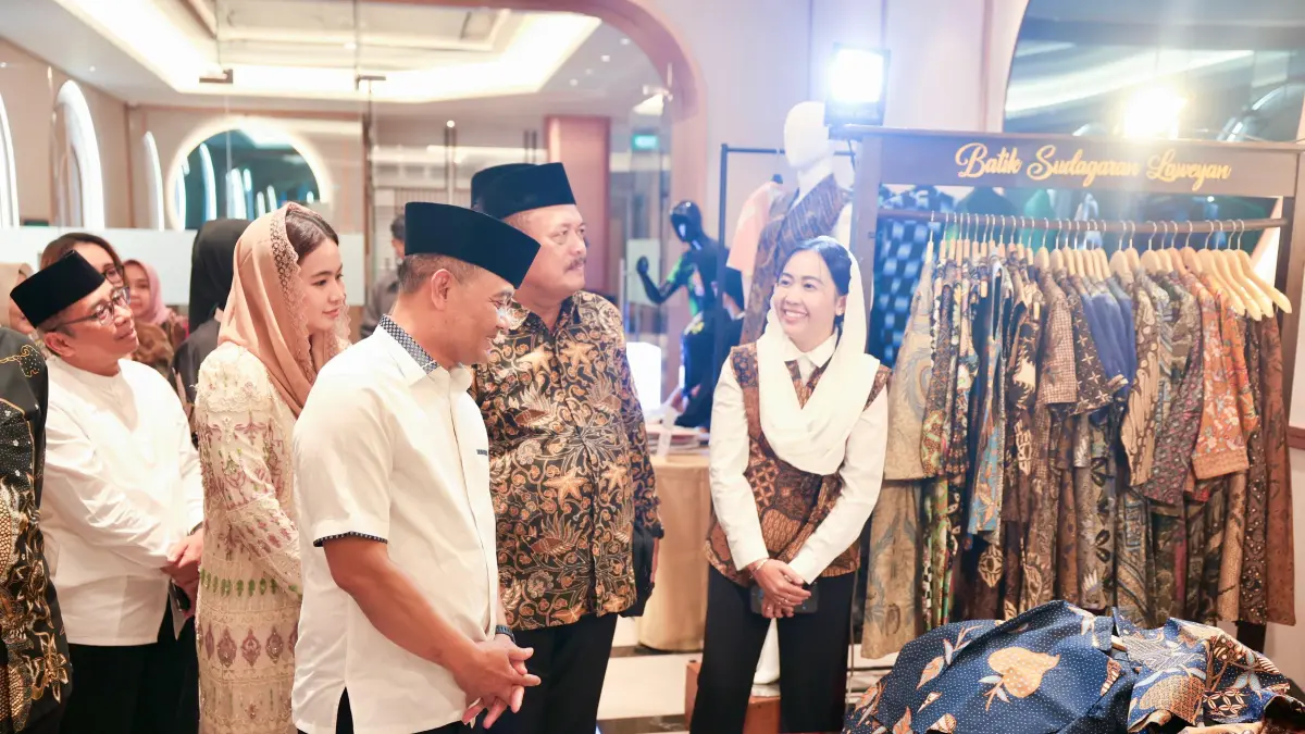Gubetnur Ahmad Lutfi mengunjungi stan dalam peluncuran program Gekrafs Peduli oleh Gekrafs Jawa Tengah di Ibis Styles Hotel Semarang Simpang Lima, Sabtu (9/5/2026).
