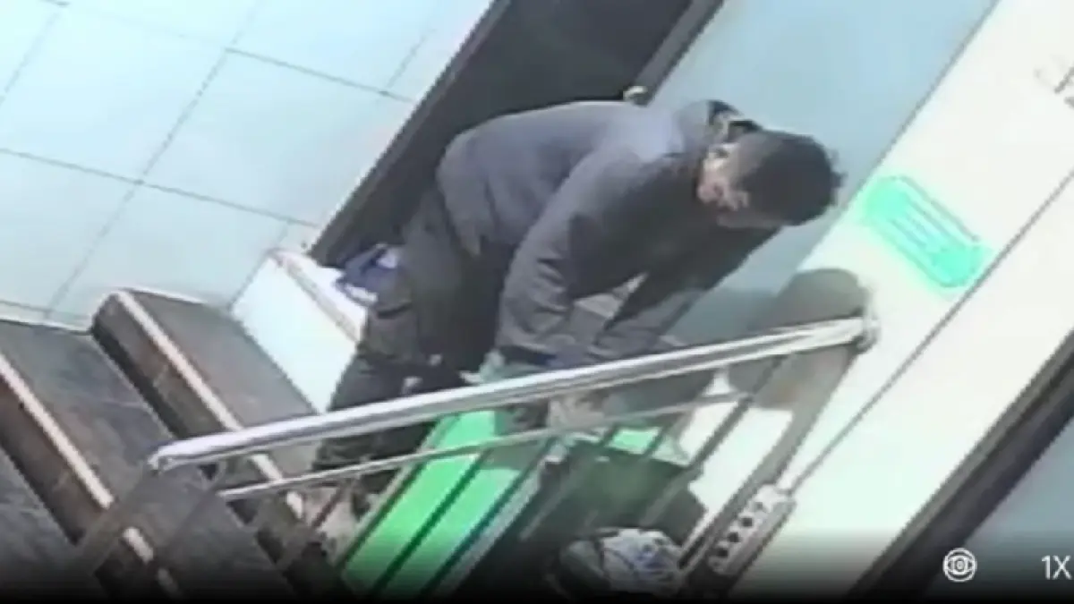 Seorang pria tidak dikenal membobol kotak amal di Musala Jetak II Al-Ikhwan di Jalan Raya Jetak Blabak, Jetak, Kecamatan Mungkid.&nbsp;Aksi pelaku sempat terekam kamera CCTV musala.