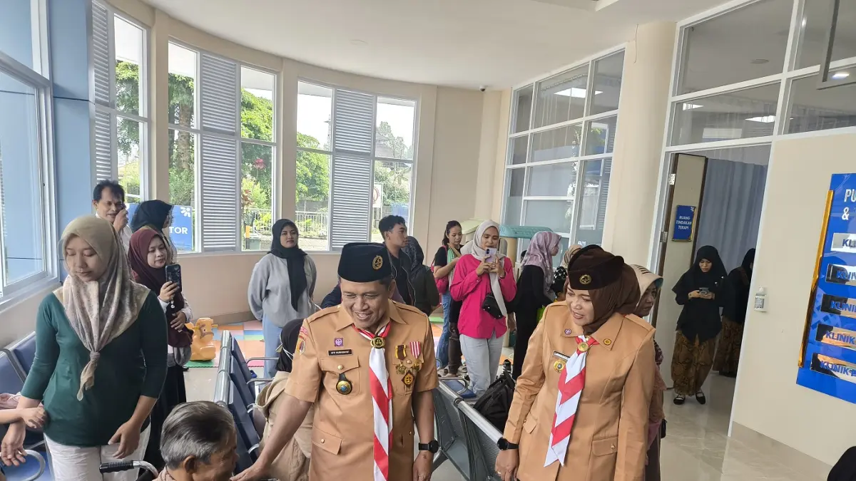 Bupati Wonosobo Afif Nurhidayat ketika mengunjungi RS PKU Muhammadiyah Wonosobo. RS tersebut membuka layanan baru kesehatan tradisional Asiri Syifa sekaligus Pusat Rehabilitasi Medik dan Terapi Fisik. (Ist)