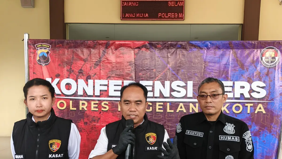 Kasat Reskrim Polres Magelang Kota AKP Iwan Kristiana dan Kasi Humas Ipda Wahyudi&nbsp;saat menjelaskan tindak pidana penganiayaan hingga meninggal dunia. (ROFIK SYARIF/ JAWAPOS RADAR MAGELANG)
