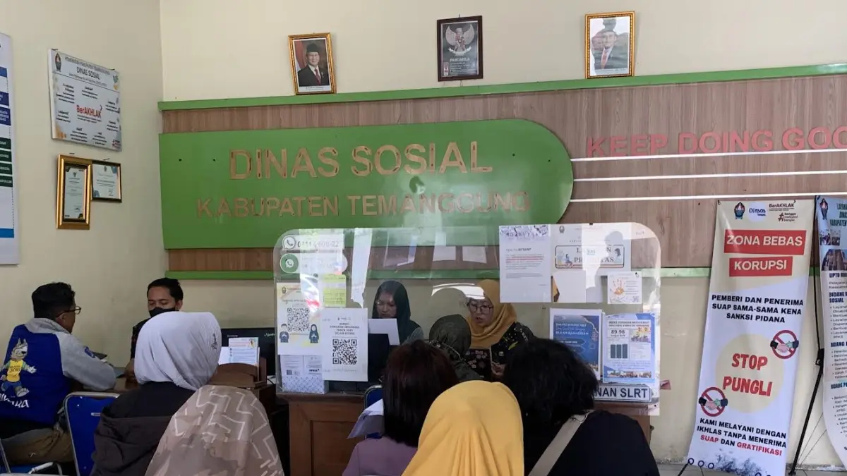 Sejumlah warga melakukan reaktivasi BPJS di Kantor Dinsos Temanggung. (Dok Jawa Pos Radar Magelang).