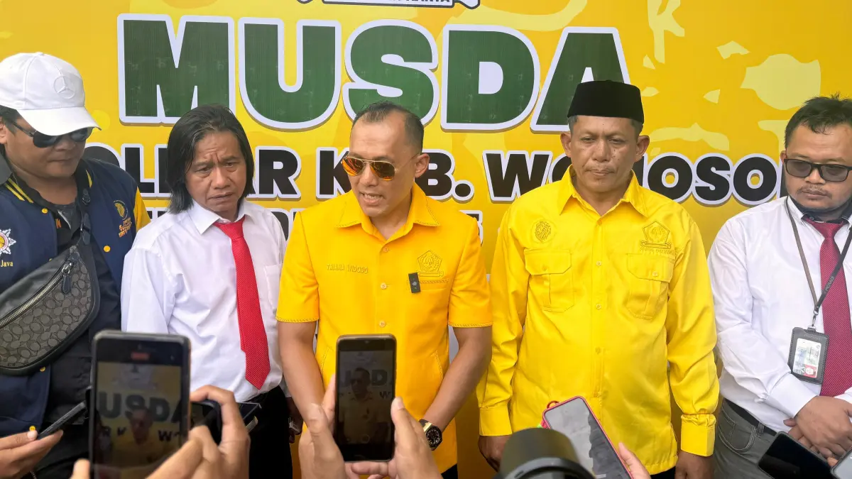 Triana Widodo didampingi kuasa hukum dan banom partai saat menggelar konfrensi pers terpilihnya kembali sebagai Ketua DPD II Golkar Wonosobo, Minggu (10/5/2026). (Sigit Rahmanto/Jawa Pos Radar Magelang)