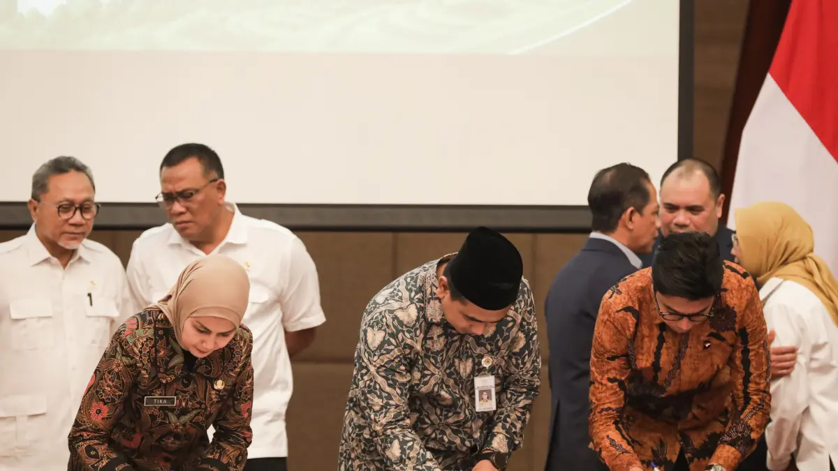 Wagub Taj Yasin (ltengah) menandatangani MoU antara Danantara dan pemerintah daerah untuk pembangunan Pengolahan Sampah Menjadi Energi Listrik (PSEL) di gedung Kemenko Bidang Pangan, Jakarta Senin (11/5/2026).