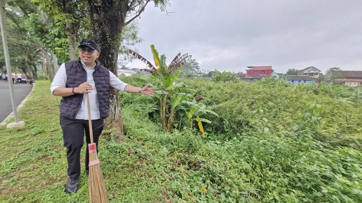 &nbsp;Wali Kota Magelang Damar Prasetyono ingin membersihkan lahan kosong di depan Gedung Rektorat Untidar di Kawasan Sidotopo, Magelang Utara. (PUPUT PUSPITASARI/JAWA POS RADAR MAGELANG)