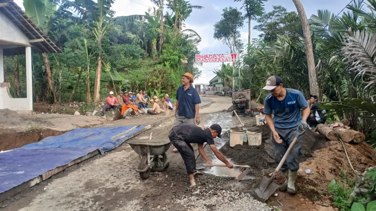 Warga Desa Tlogo Kecamatan Sukorajo, Wonosobo melakukan pengecoran jalan secara swadaya. (Ist)
