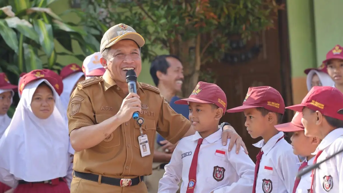 Bupati Wonosobo Afif Nurhidayat ketika berdialog dengan siswa SDN 1 Jogoyitnan dalam acara Safari Sekolah Ramah Anak, Senin (11/5/2026). (Diskominfo Wonosobo for Jawa Pos Radar Magelang)