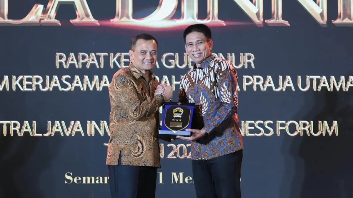 Gubernur Jawa Tengah Ahmad Luthfi menyerahkan cinderamata pada Wakil Menteri Dalam Negeri Akhmad Wiyagus di acara gala dinner Rapat Kerja Gubernur FKD MPU di Hotel Tentrem Semarang, Senin (11/5/2026) malam. (Istimewa)